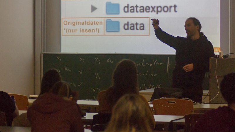 Einführung in die Statistik-Software R von Daniel Wessel. Foto: Neofotografie