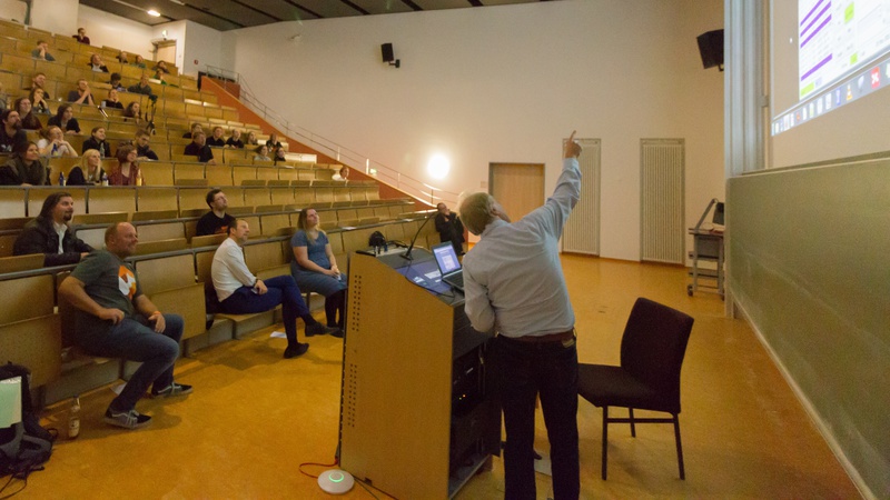 Martin Rost zeigt in seinem Lightning Talk digitale Betriebsarten im Amateurfunk. Foto: Neofotografie